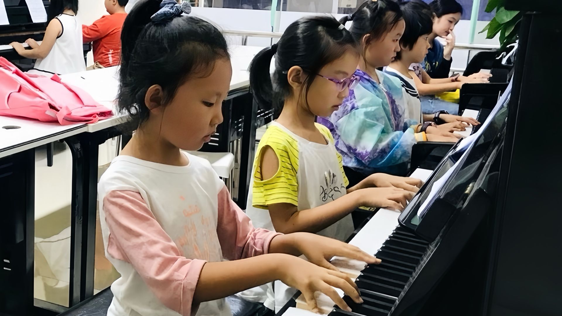 启迪艺术智能钢琴教室，孩子正在练琴