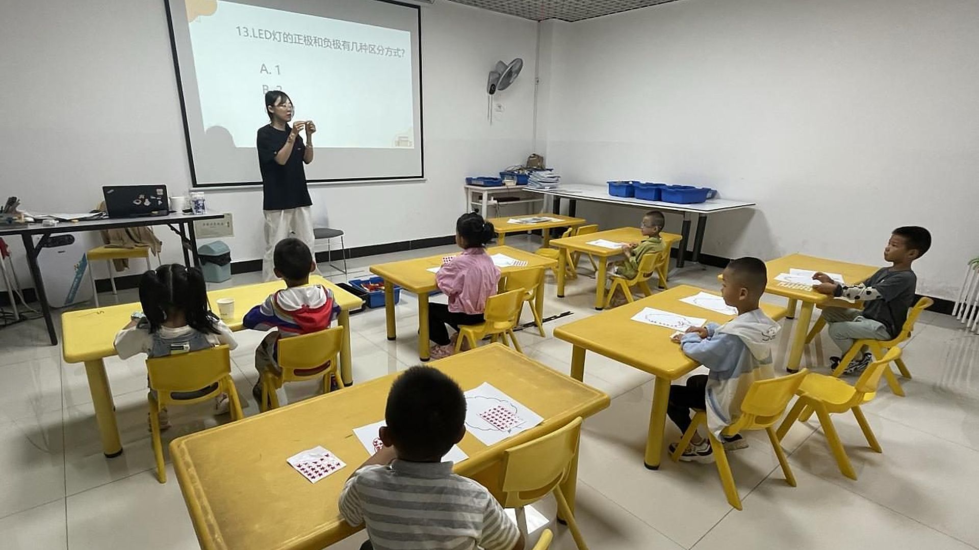 启迪艺术课堂现场，老师带着孩子上课
