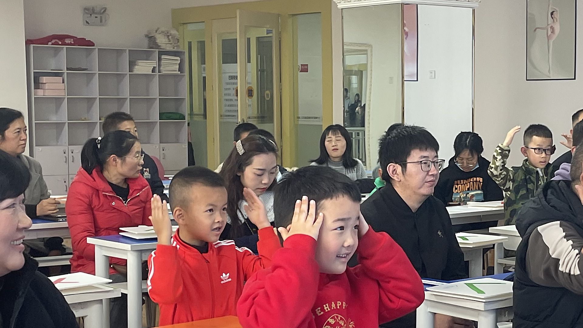 启迪艺术课堂上孩子举手互动